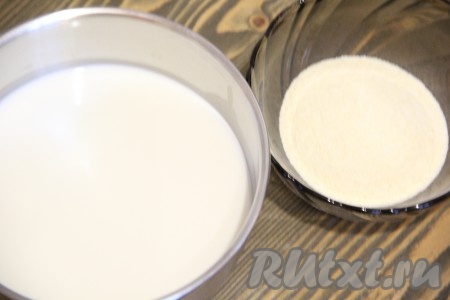  Молоко влить в кастрюльку, добавить соль и сахар.