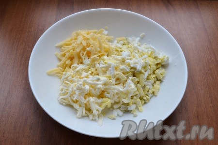 Плавленный сырок, голландский сыр и вареные яйца натереть на крупной терке.