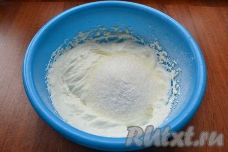 Приготовить крем: к сметане добавить загуститель, взбить немного миксером. Далее всыпать сахар и еще раз взбить.