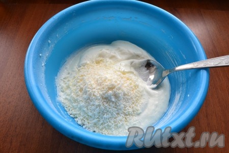 Добавить в крем ванильный сахар и кокосовую стружку, перемешать все. Поместить крем в холодильник на 30 минут.