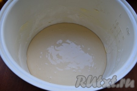 Я выпекала бисквит в мультиварке. Для этого: чашу мультиварки смазать сливочным маслом и присыпать немного мукой. Выложить подготовленное тесто.