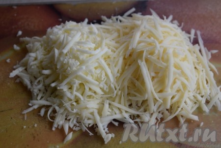 Сверху засыпаем все натертым сыром, для вкусного результата я смешиваю сыр "Российский" и сыр "Сулугуни", но можно обойтись и каким-нибудь одним видом сыра.
