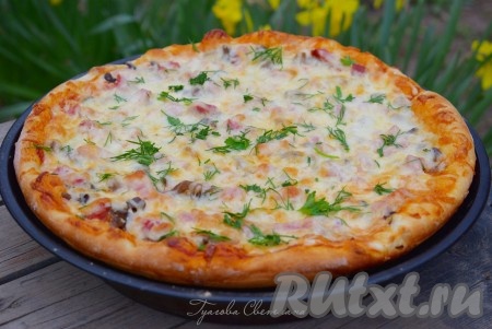 Вкусная, ароматная пицца готова! Перед подачей можно посыпать мелко нарезанной зеленью.
