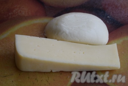 Сверху засыпаем все натертым сыром, для вкусного результата я смешиваю сыр "Российский" и сыр "Сулугуни", но можно обойтись и каким-нибудь одним видом сыра.