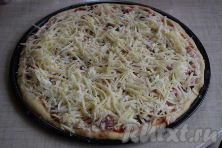 Запекаем домашнюю пиццу на дрожжевом тесте в разогретой духовке при температуре 180 градусов, примерно, 30 минут (ориентируйтесь по своей духовке).
