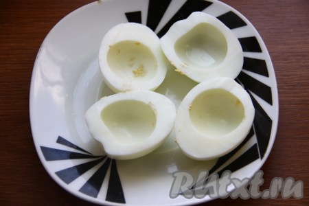 Разрезать яйца на 2 части и вынуть из них желток.
