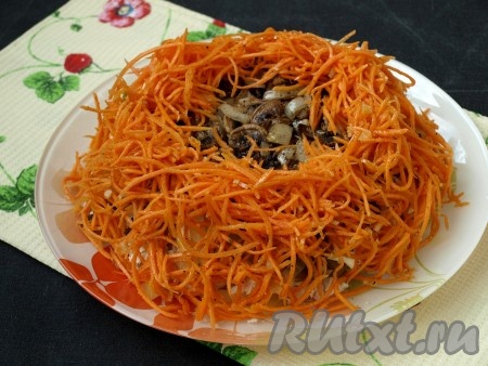 По кругу салата выложить корейскую морковь, формируя "гнёздышко", как на фото.