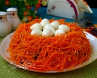 Салат с жареными грибами, корейской морковью и курицей