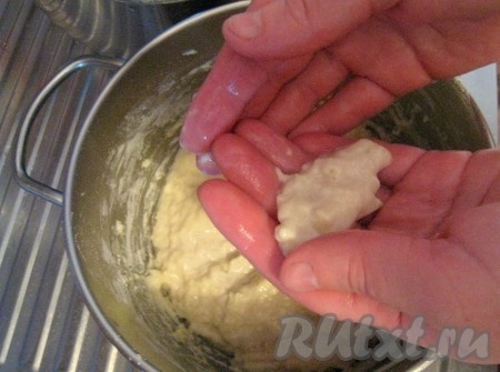 Формировать галушки надо мокрыми руками и бросать их в кипящую подсоленную воду (или в кипящий соленый бульон с уже сваренным мясом). 

