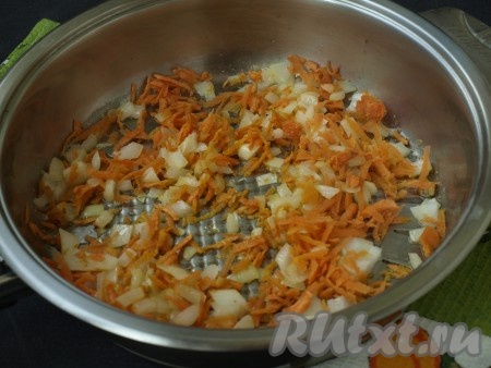 Очищенную морковь натереть на тёрке, очищенный лук нарезать кубиками. В сковороде растопить сливочное масло, выложить сначала лук и обжарить на небольшом огне, через пару минут выложить морковь и обжаривать овощи 2-3 минуты, иногда помешивая.