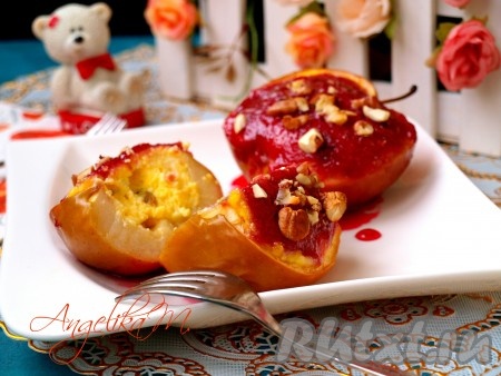 Готовый десерт остудить и можно подавать к столу. Яблоки, запеченные с творогом и изюмом, получаются потрясающе вкусными!

