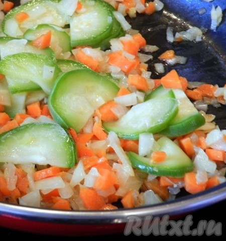 Овощи нарезать, обжарить на растительно масле, добавить соль и молотый черный перец по вкусу.