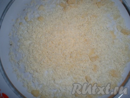 Сыр твердых сортов натереть на мелкой терке. К натертому сыру добавить 1-2 столовые ложки муки и перемешать.
