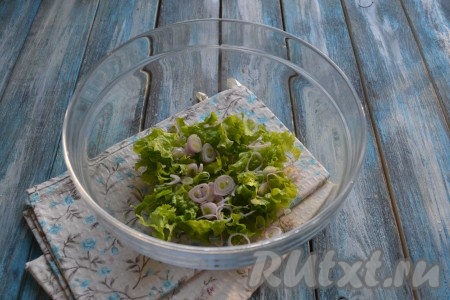 Очищенный лук нарезать на тонкие кружочки (или полукружочки) и добавить к листьям салата.