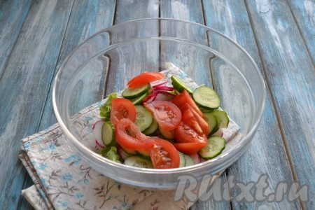 Вымыть помидор, нарезать на полукружочки и добавить в салат.