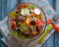 Салат с говядиной и овощами без майонеза