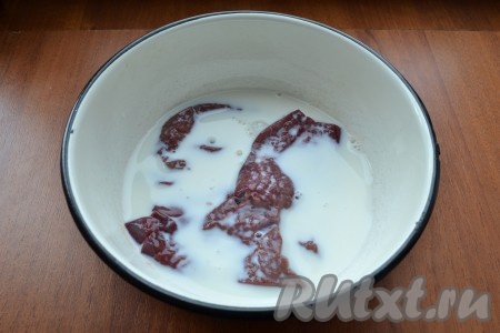 В миску влить молоко и поместить туда печень, оставить на 2 часа.
