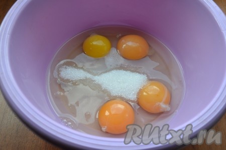 К яйцам добавить соль и сахар.