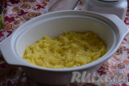 На дно салатника выложить первым слоем 2 картофелины, натертые на крупной терке, присыпать немного солью.