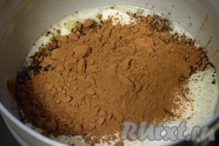 Добавить к растопленному маслу какао, поставить на средний огонь и варить до закипания, тщательно перемешивая. 