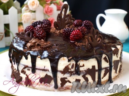 Готовый очень вкусный бисквитный торт с кремом из сливок украсить фигурками из шоколада, шоколадной стружкой и ягодами. Впрочем, всё на ваше усмотрение.
