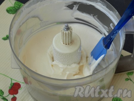 Для приготовления сливочного крема в чаше комбайна соединить охлаждённые сливки с сахаром и взбить до плотной консистенции.
