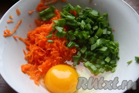Зелень нарезать, очищенную морковь натереть на мелкой терке. Соединить нарезанную зелень, натёртую морковь и яйца, перемешать.
