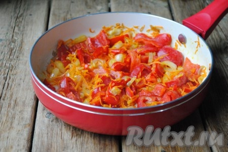 Болгарский перец вымыть, освободить от семян, затем разрезать пополам и нарезать соломкой. Отправить перец к луку и морковке, жарить овощи, помешивая, ещё 3-4 минуты. 
