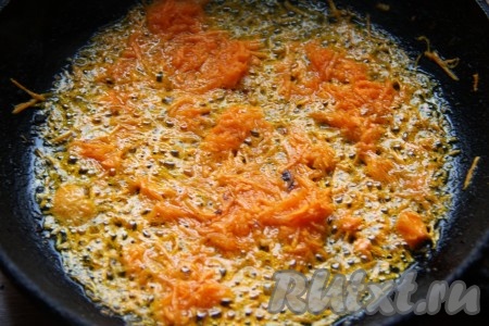 Пока варится картофель, обжарить на сковороде на растительном масле натертую на мелкой терке морковь до золотистого цвета, иногда помешивая.

