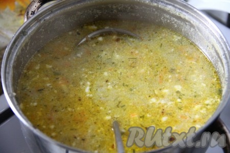 Посолить и поперчить суп по вкусу и, по желанию, добавить зелень, довести до кипения и снять с огня.

