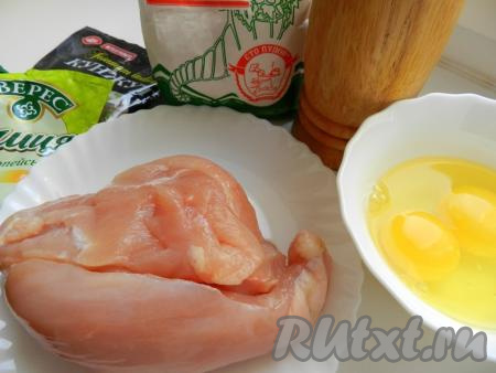 Подготовить продукты для приготовления куриного филе, жареного в яйце.