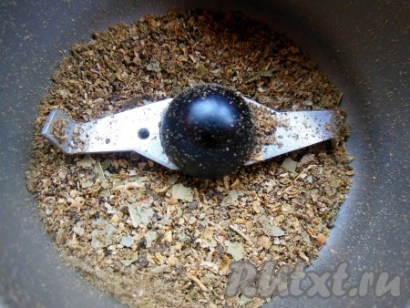 Лавровые листья, зерна кориандра и черный перец горошком измельчите с помощью кофемолки (не мелко).
