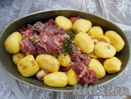 Выложите баранину с картофелем в глубокую утятницу или жаропрочную форму (можно смазать маслом), накройте крышкой. 