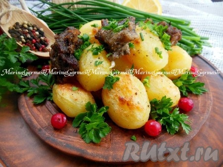Баранина, запеченная с картошкой в духовке, получается нежной и очень вкусной, подаём с зеленью и свежими овощами.