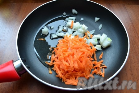Лук и морковь очистить, лук нарезать кусочками, морковь натереть на крупной терке. Поместить морковку с луком в сковороду с подсолнечным маслом.
