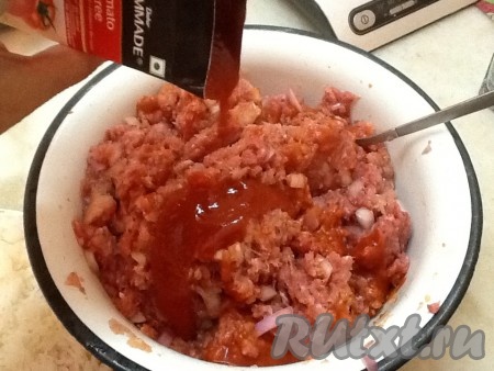 Для цвета и вкуса добавим томатную пасту и аджику витаминную (мою).