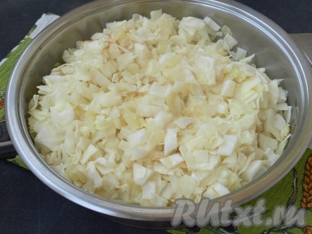 Налить в сковороду немного масла, разогреть и всыпать капусту. Мешать, пока капуста "осядет". Затем посолить и поперчить, добавить немножко сахара для вкуса.
