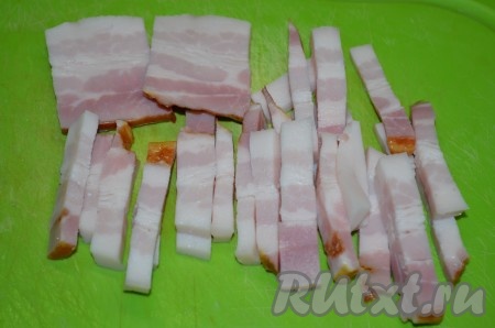 Свиное сало с прожилками (я готовила с копченым беконом) тоже режем длинными полосками.
