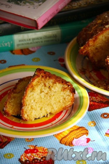 Дать кексу остыть и подать ароматный и очень вкусный творожный кекс с кокосовой стружкой к столу.
