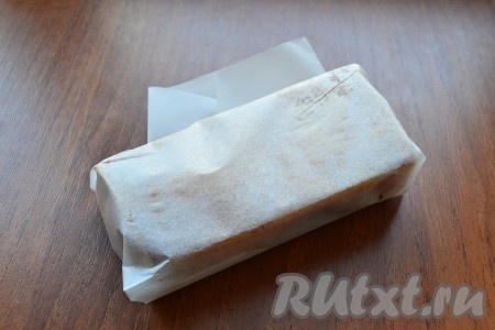 Каждый кусок шпига завернуть в пергаментную бумагу и поместить в холодильник на сутки.
