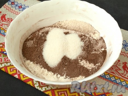 В миску просеять муку и какао, добавить соль и ванилин, а также оставшийся сахар, перемешать сухие ингредиенты.
