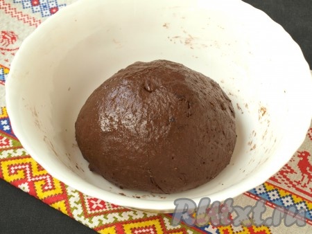Замесить тесто, пока оно не соберётся в единый шар. Миску смазать растительным маслом и оставить в ней тесто в тёплом месте на 1 час.
