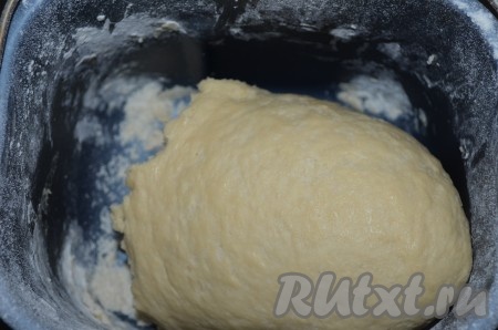 После добавления всей муки (и при замешивании теста вручную, и при замешивании в хлебопечке) тесто должно получиться однородным и слегка липнущим к рукам. 
