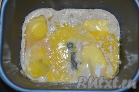 Затем в подошедшую опару добавить яйца, оставшийся сахар, размягченное масло, соль, коньяк, сгущенное молоко и включить режим замешивания теста (в моей хлебопечке он составляет 14 минут). Если замешиваете тесто вручную, то в отдельной ёмкости к подошедшей опаре добавить яйца, сахар, размягченное масло, соль, коньяк, сгущенное молоко и начать замешивать сначала ложкой, потом, после постепенного добавления муки, руками.