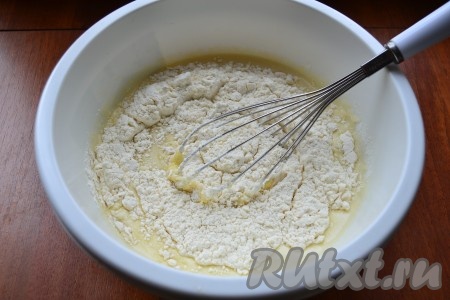 Далее добавить соль, ванилин, влить коньяк и частями всыпать просеянную муку, замешивая тесто.