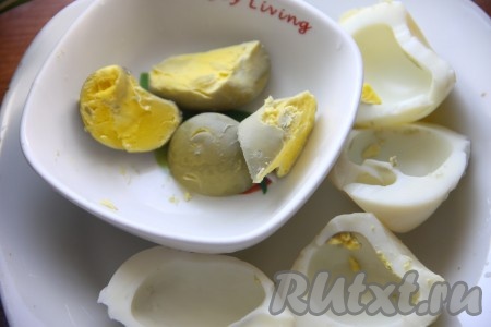 Яйца отварить вкрутую, разобрать на белки и желтки. 