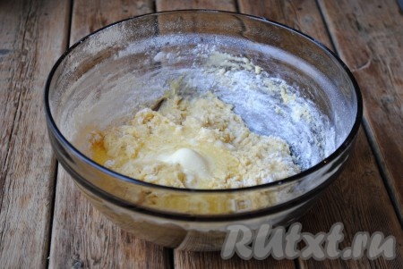 Влить яично-молочную смесь в смесь муки и дрожжей, хорошо перемешать тесто. 50 грамм сливочного масла растопить, охладить и добавить в тесто. 
