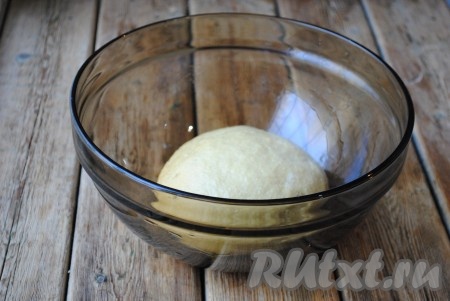 Аккуратно перемешивая, добавить в тесто оставшиеся 50 грамм муки, замесить мягкое, липковатое тесто. Чтобы тесто было легче замешивать, смажьте руки растительным маслом. Выложить тесто в миску и оставить в тёплом месте на 1-1,5 часа. 