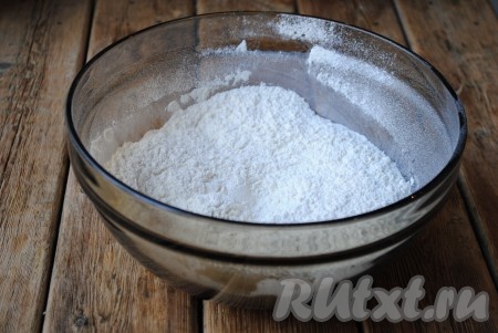 300 грамм муки просеять и смешать с солью и дрожжами. 
