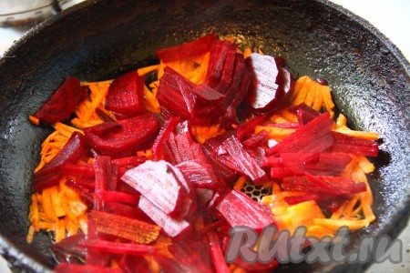 К моркови добавить свеклу, нарезанную соломкой, и потушить еще 5 минут, периодически перемешивая.
